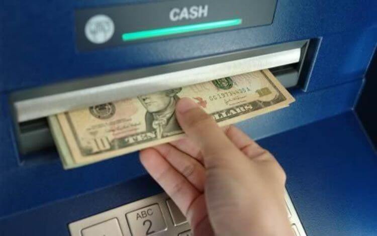 rút tiền từ cây ATM