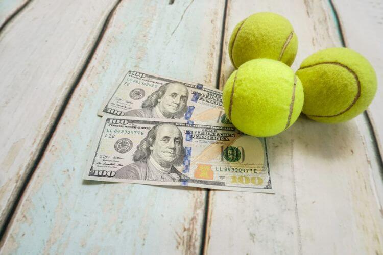 quả bóng tennis và tiền